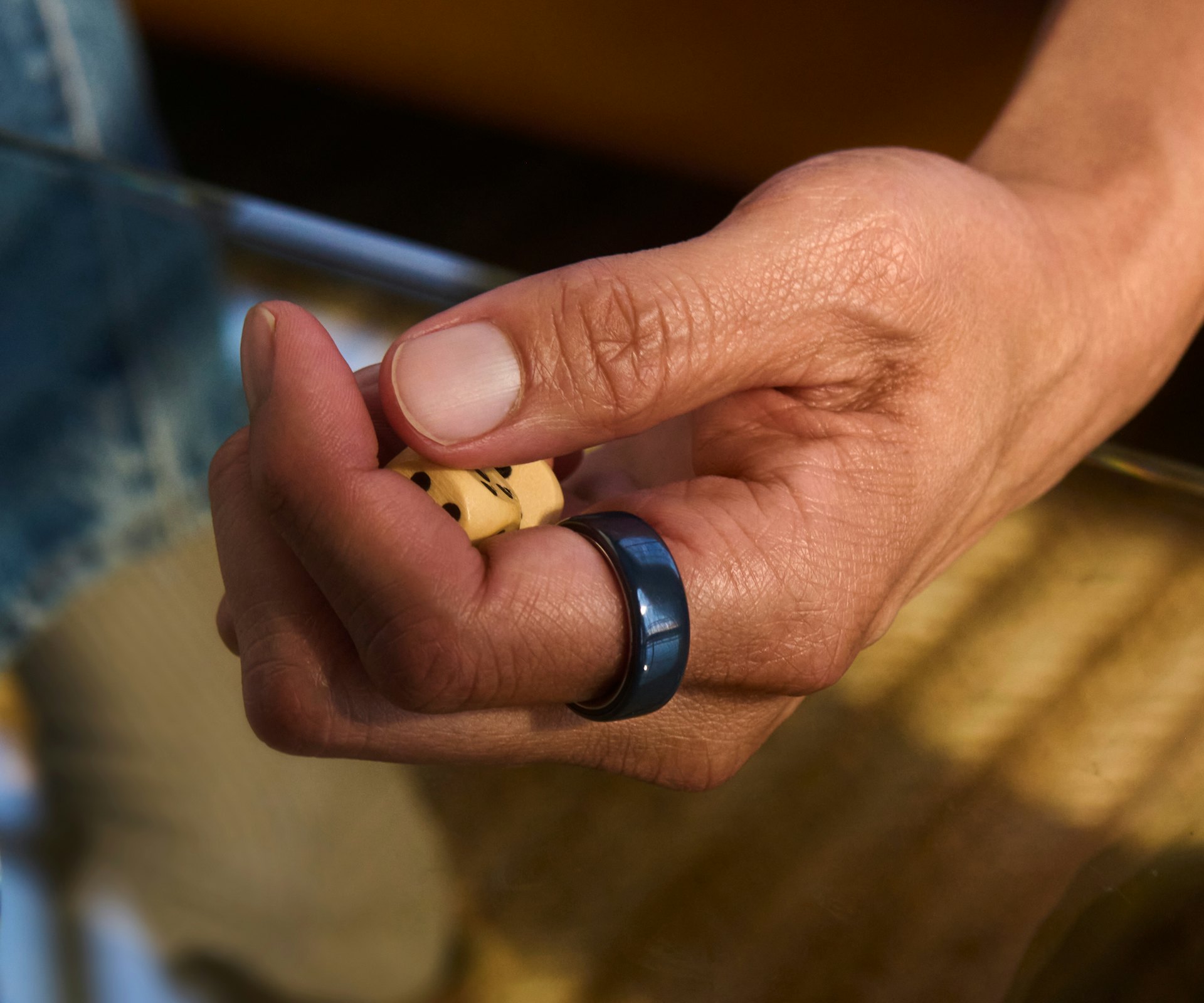 Close up of a person's hand with a Midnight Oura Ring 4 Ceramic on their finger