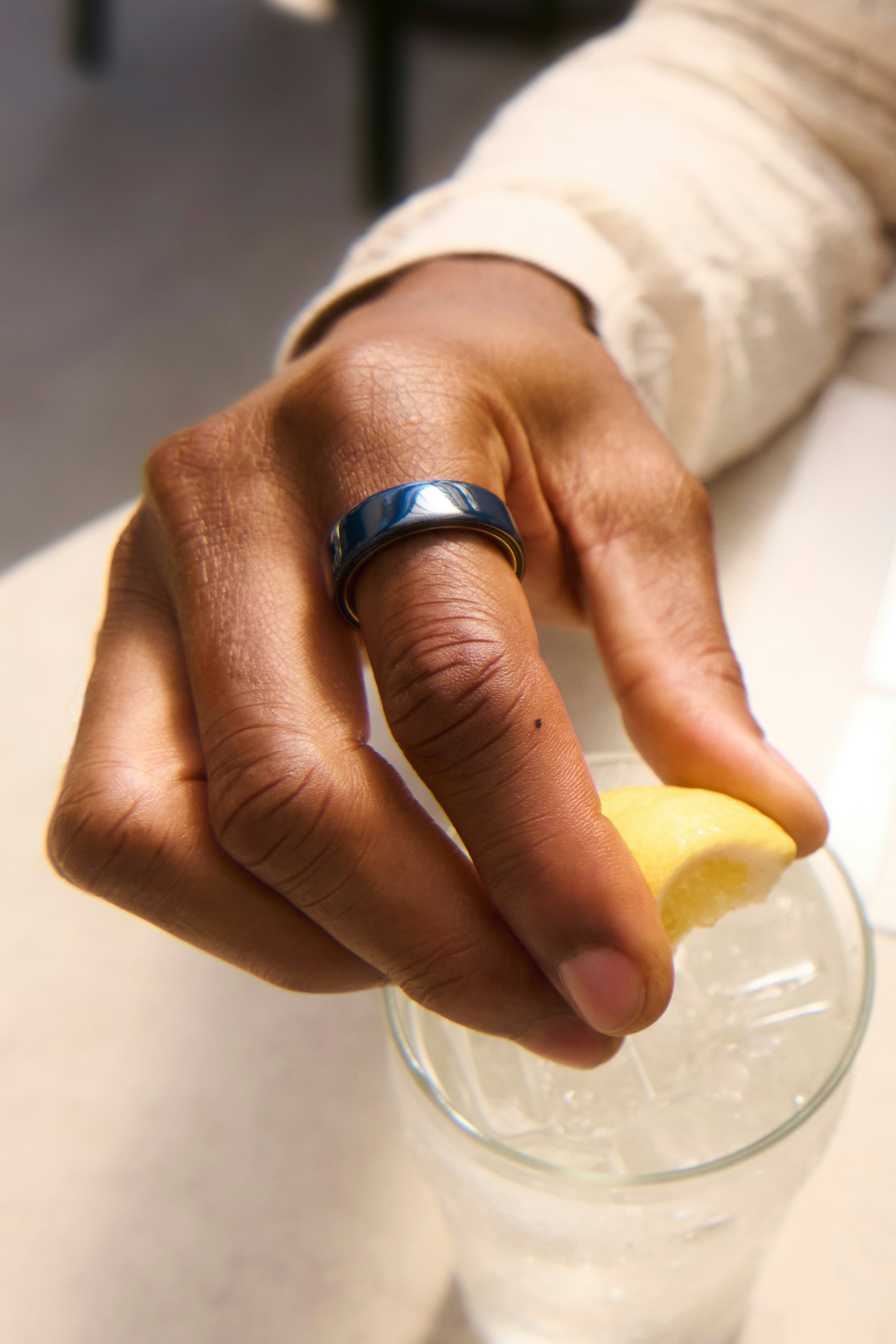 Close up of a person's hand with a Midnight Oura Ring 4 Ceramic on their finger