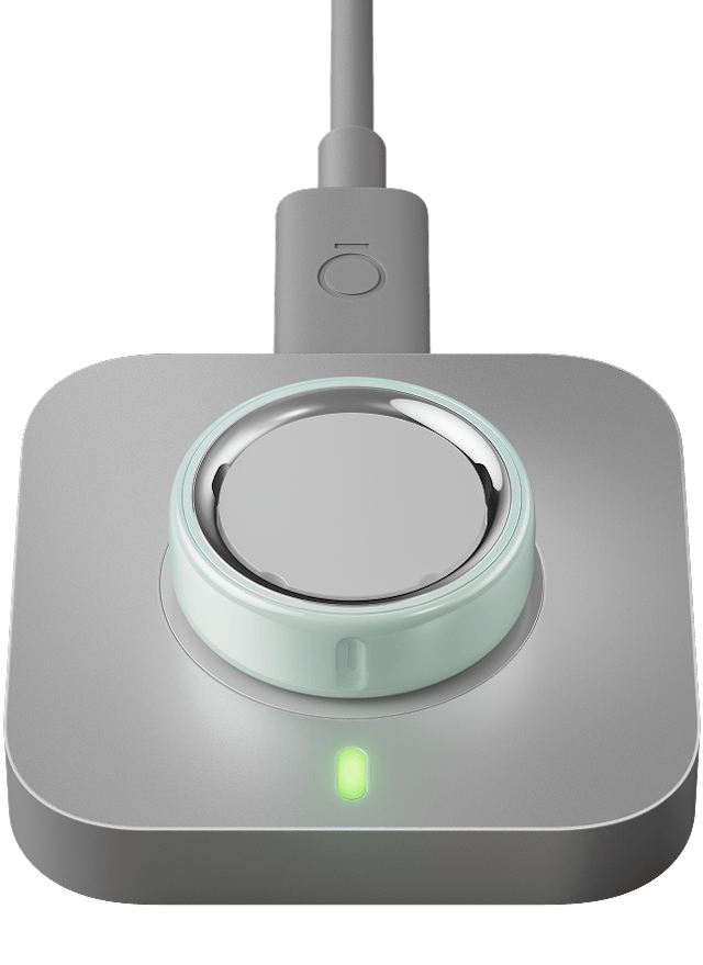 A Tide Oura Ring 4 Ceramic sitting on a charger