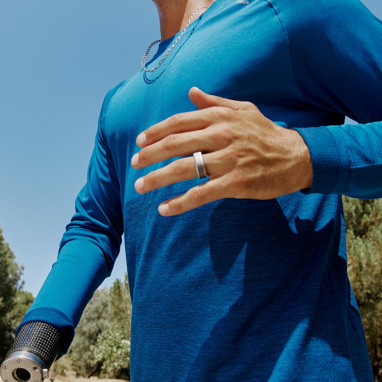 Man wearing an Oura Ring while running outside