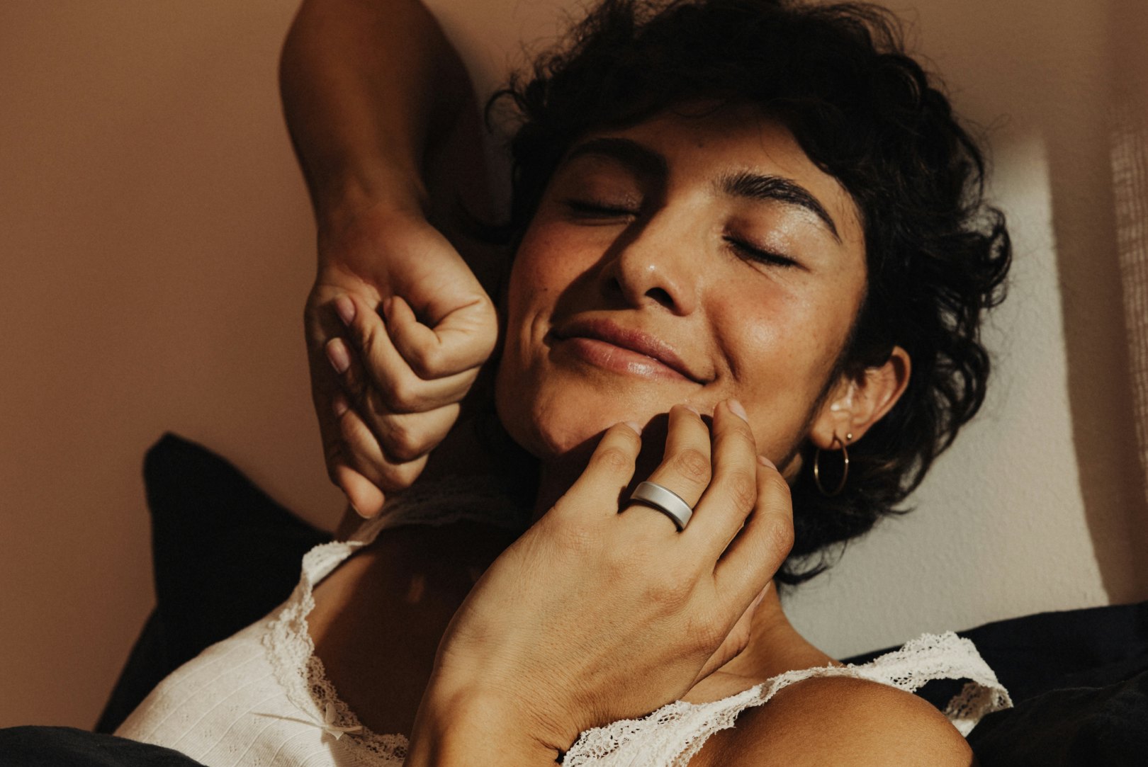 Woman de-stressing while wearing Oura Ring 4 Brushed Silver finish